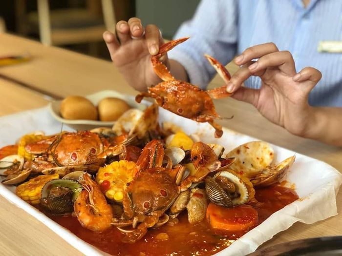 Hải sản tươi sống bày biện hấp dẫn