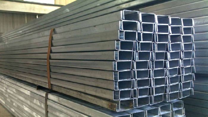 Kẽm là kim loại được sử dụng phổ biến hàng thứ tư sau sắt, nhôm, đồng tính theo lượng sản xuất hàng năm.