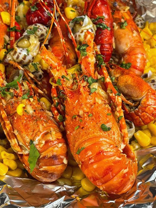 Hải sản tươi sống bày bán hấp dẫn