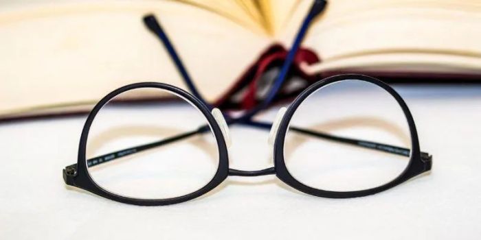 Hình ảnh nghệ thuật tái hiện hành trình phát triển của kính đeo mắt từ thế kỷ 13 đến nay