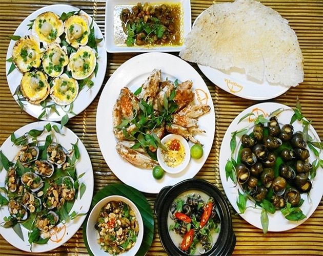 Sài Gòn như một thiên đường hải sản, nơi bạn có thể bắt gặp những món ốc - hải sản hấp dẫn ở bất cứ góc phố nào.