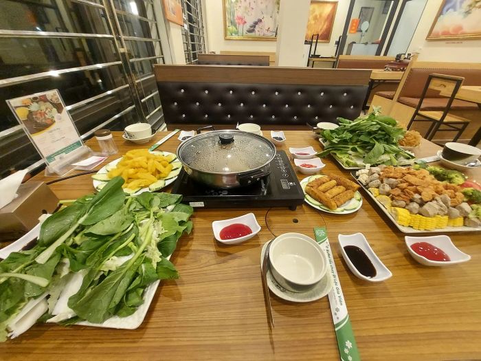 Cùng ngắm nhìn không gian ấn tượng và những món chay nghệ thuật tại Di Lặc Gia Viên