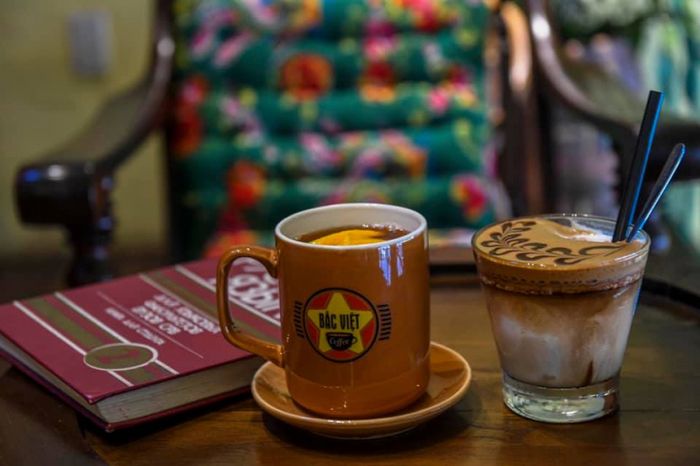Bắc Việt Coffee ảnh 1 - Khung hình ấn tượng với bộ sưu tập hiện vật quân đội cổ, nơi ánh sáng dịu nhẹ tôn lên vẻ đẹp hoài niệm của từng món đồ kỷ vật.