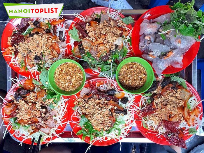 nom-ton-that-tung-Mytour - Khám phá hương vị nộm đu đủ đặc trưng tại con phố ẩm thực Tôn Thất Tùng, Hà Nội