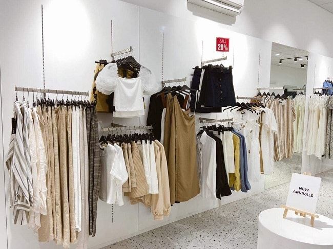 Không gian mua sắm tại Dottie rộng rãi, sang trọng, với các kệ trưng bày được thiết kế tinh tế, tạo nên một không gian lý tưởng để bạn thoải mái lựa chọn những sản phẩm ưng ý.