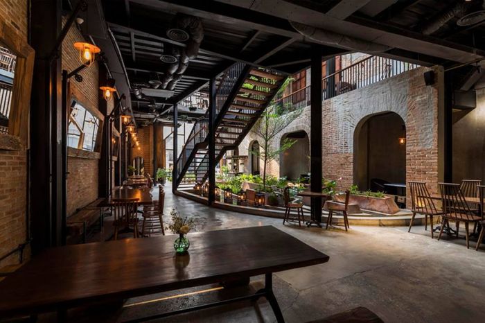 1986 Cafe & Stay ảnh 1 - Khung hình đẹp như tranh với không gian vintage, những bức tường gỗ ấm áp và ánh sáng hoàng hôn lãng mạn qua khung cửa kính.