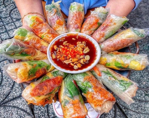 Một sự hòa quyện tinh tế giữa salad tươi mát, củ sắn luộc bùi ngọt, xúc xích đậm đà cùng tôm khô và thịt bò kho thơm lừng, được nâng tầm bởi tương đen béo ngậy, vị cay nồng của ớt, chua thanh của đồ chua, cùng đậu phộng giòn tan và hành phi thơm phức - tạo nên một hương vị độc đáo khó quên.