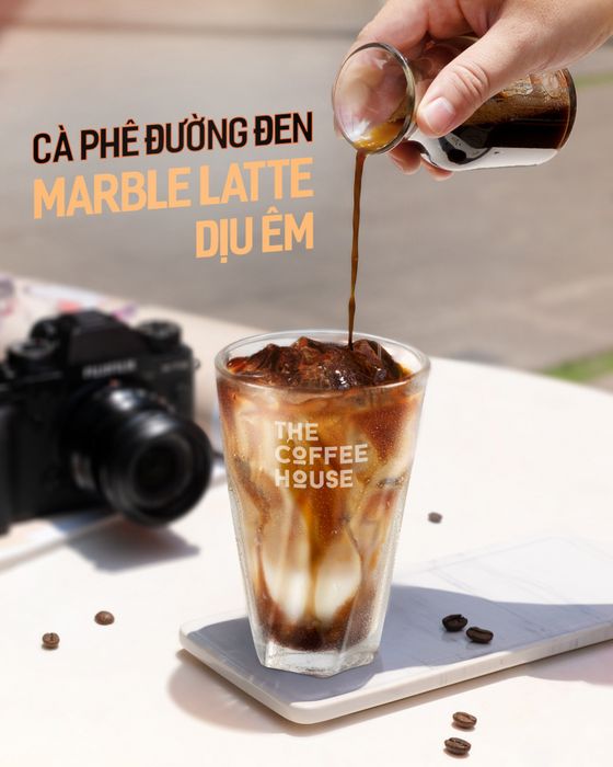 The Coffee House ảnh 2 - Góc sống ảo lý tưởng với ánh đèn vàng ấm áp, những chiếc bàn gỗ sang trọng và không gian mở đầy cảm hứng.