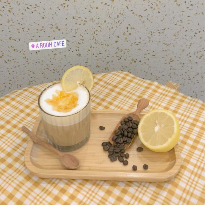 A Room Cafe ảnh 2 - Góc check-in lý tưởng với không gian sang trọng, ánh sáng hoàn hảo, mang đến những bức hình sống ảo đầy nghệ thuật.
