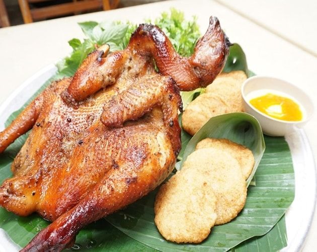 Ẩm thực gà Sài Gòn là bức tranh đa sắc với đủ món truyền thống từ gỏi, cháo, phở đến cơm, xôi - mỗi món đều xứng đáng là đặc sản phố thị.