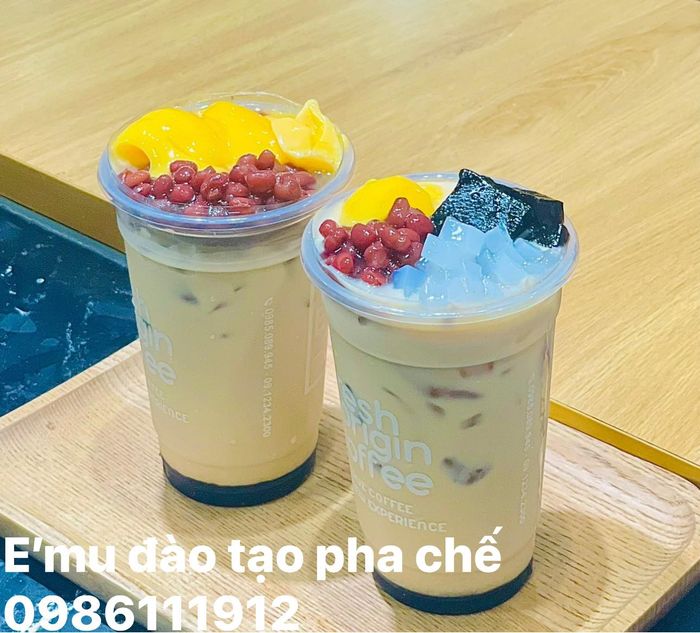 Học viên thực hành pha chế tại E'MU