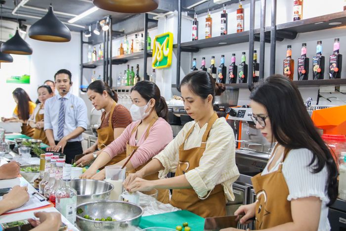 Học viên thực hành pha chế tại Hướng Nghiệp Á Âu