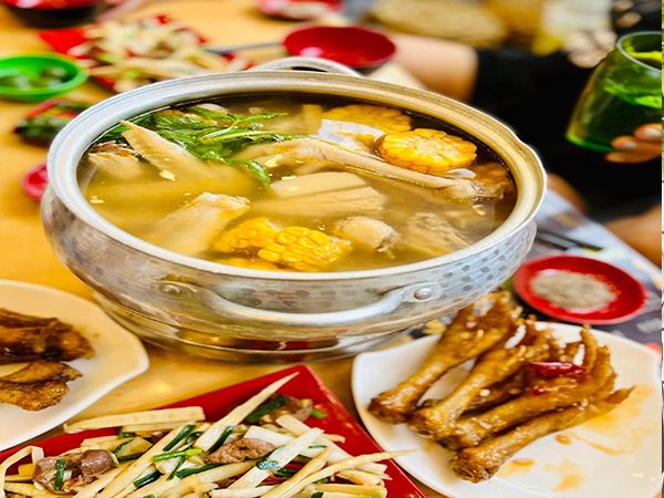 Lẩu Gà Lá É - 135 Nguyễn Văn Tuyến, không gian ấm cúng