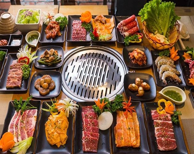 Mỗi dịp cuối tuần, không gian ẩm thực Sài Thành lại rộn ràng hơn bao giờ hết. Từ những quán cóc ven đường đến không gian sang trọng đều ngập tràn hương vị nướng thơm lừng.