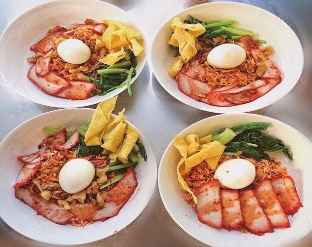 Mì trộn Sài Gòn - món ăn đường phố đã chinh phục bao thế hệ thực khách bởi sự hòa quyện tinh tế giữa sợi mì dai mềm, nước sốt đậm đà và topping phong phú.