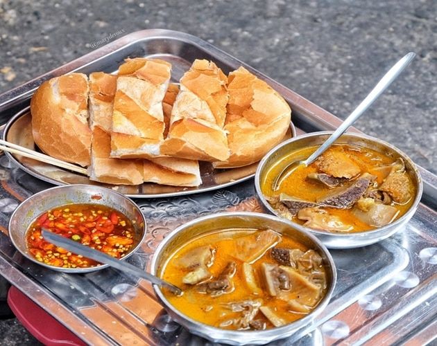 Phá lấu bò - món ăn vặt giản dị nhưng chứa đựng cả tinh hoa ẩm thực đường phố Sài Gòn, được người dân nơi đây vô cùng yêu thích.