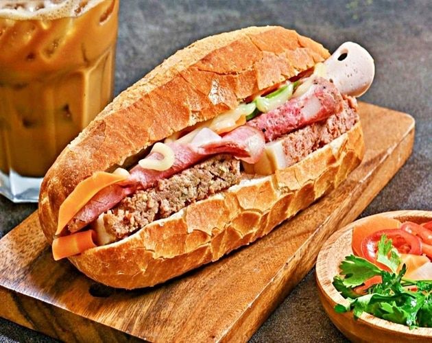 Bánh mì Việt Nam không chỉ là món ăn đường phố, mà đã trở thành di sản ẩm thực được thế giới công nhận, xếp hạng trong top những món ăn vặt ngon nhất hành tinh - niềm kiêu hãnh của Sài Gòn.