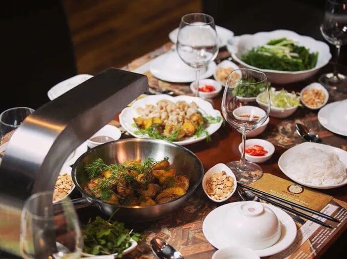 Không gian ẩm thực sang trọng tại Vua Chả Cá
