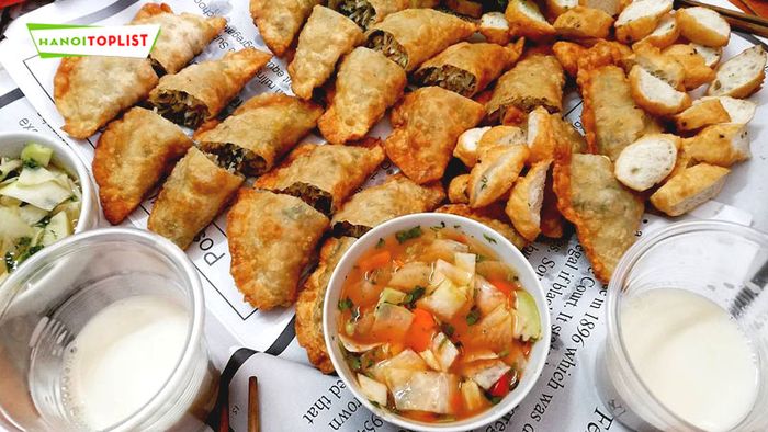Quán Oanh Oanh – Một điểm đến quen thuộc cho những tín đồ mê bánh gối Hà Nội.
