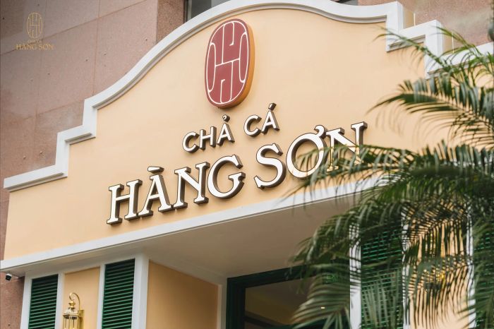Không gian ấm cúng tại chả cá Hàng Sơn