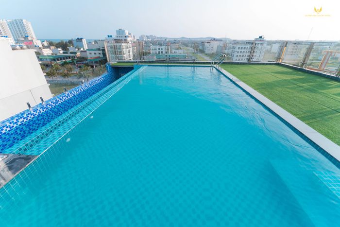 Ảnh 2 - Trải nghiệm bể bơi vô cực tuyệt đẹp tại Quỳnh Anh Luxury Hotel