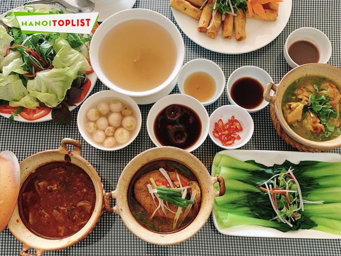 nha-hang-huyen-huong-noi-tieng-tai-ha-noi-Tripi
