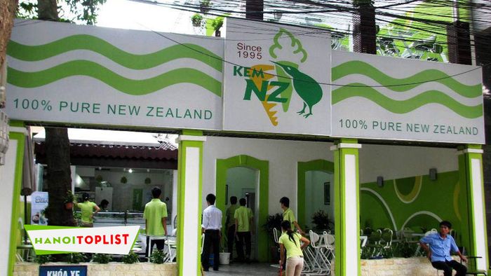 Tại đây, thực khách sẽ được thưởng thức nhiều loại kem phong phú, với đặc sản là kem chua và kem ngọt. Bạn có thể thỏa sức lựa chọn các loại sốt đi kèm để tạo nên một sự kết hợp hoàn hảo. Một mẹo nhỏ: kết hợp kem ngọt với sốt chua và ngược lại để cảm nhận một hương vị thú vị, bất ngờ.