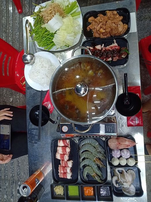 Khám phá Lẩu Cá Đông Quân – nơi các món lẩu được chế biến với công thức độc đáo, giúp cá giữ được hương vị tự nhiên mà vẫn đậm đà, tạo nên sự khác biệt hoàn hảo.