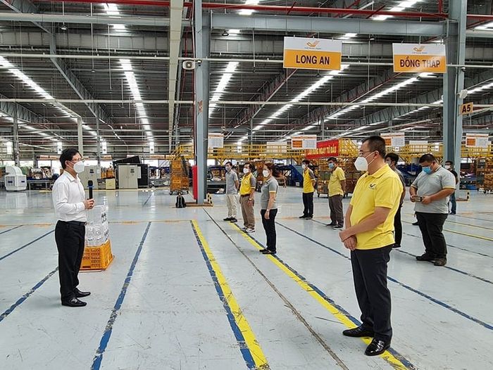 Hình ảnh hệ thống vận chuyển đa quốc gia hiện đại của EMS Việt Nam
