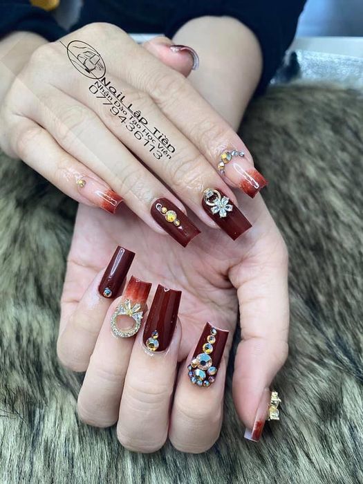 Học viên thực hành kỹ thuật nail cao cấp