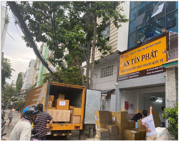 Hình ảnh đội ngũ nhân viên nhiệt tình của An Tín Phát Express
