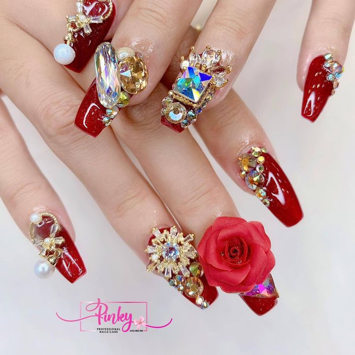 Học viên thực hành kỹ thuật nail chuyên nghiệp