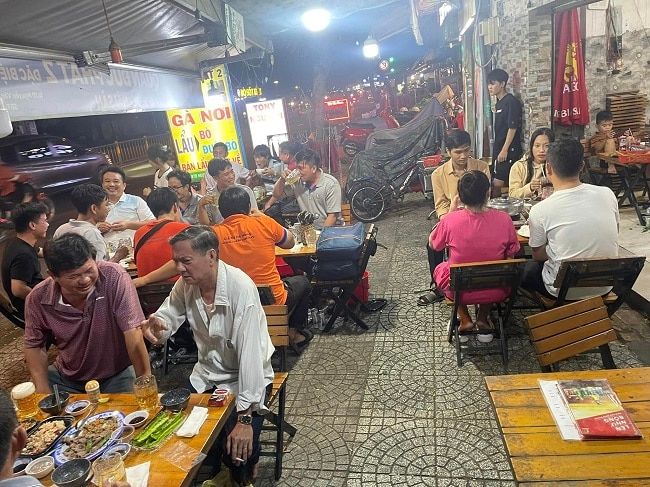 Lẩu Gà Nòi Đức Phát 2 – Một lựa chọn tuyệt vời để thưởng thức hương vị nước lẩu gà ngọt tự nhiên, kết hợp gia vị hoàn hảo.