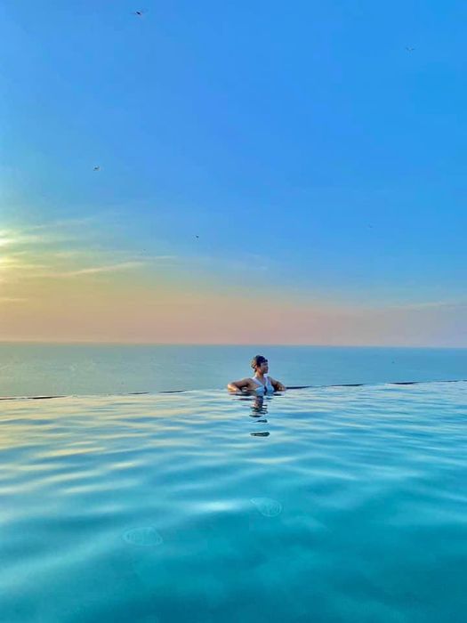 Ảnh 2 - Trải nghiệm bể bơi vô cực đẳng cấp tại The Marron Hotel