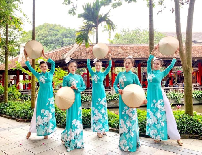 Bộ sưu tập trang phục đa dạng tại LILY - Ảnh 2