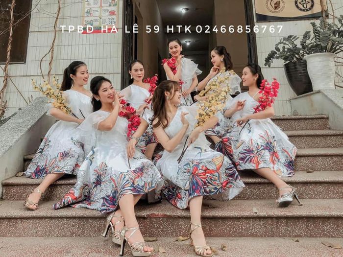 Không gian trưng bày trang phục ấn tượng tại Hà Lê - Ảnh 1
