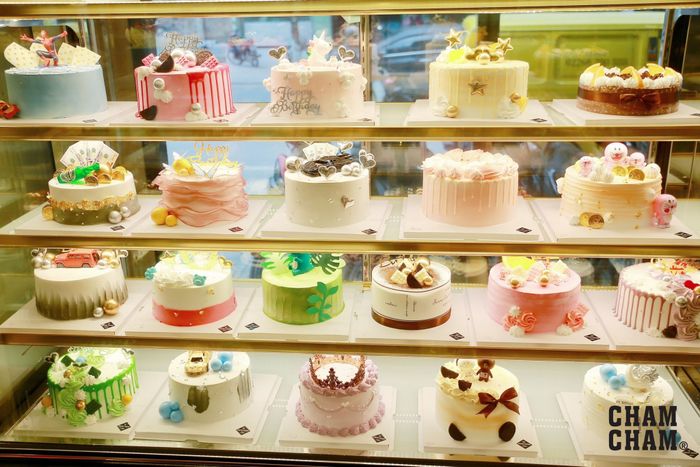 Không gian thưởng thức và bộ sưu tập bánh đa dạng tại Cham Cham Bakery & Coffee