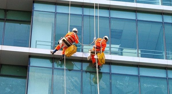 Dịch vụ lau kính tòa nhà giá rẻ