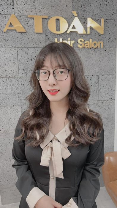 Hình ảnh không gian sang trọng tại Salon Tóc A Toàn