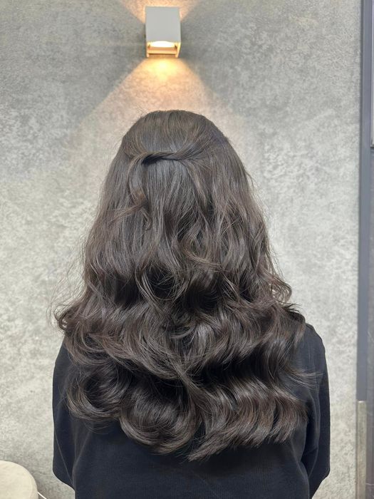 Hình ảnh khách hàng với kiểu tóc xoăn sóng lọn bung thời thượng tại Khôi Nguyễn Hairdressing