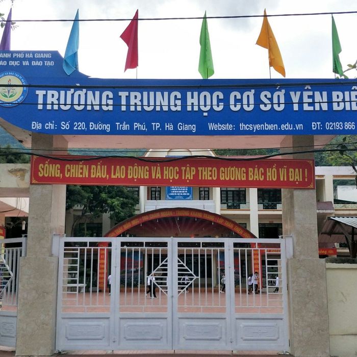 Hình ảnh nổi bật về khuôn viên xanh mát của THCS Yên Biên