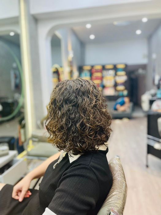 Không gian ấm cúng và những tác phẩm tóc nghệ thuật tại Khôi Nguyễn Hairdressing
