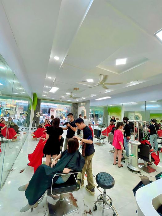 Hình ảnh không gian hiện đại tại Salon Tóc A Toàn