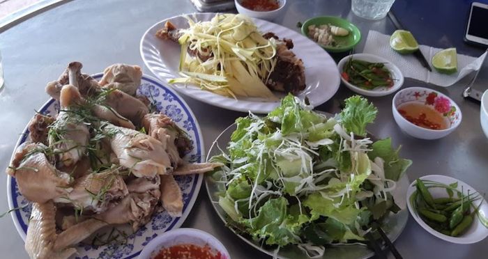 Bữa cơm đậm chất quê tại Quán Cơm 77 Bình Định