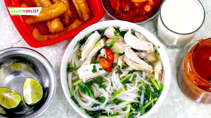 Thịt gà tại Phở Châm được chọn lọc kỹ càng, gà thượng hạng được luộc vừa đủ, da giòn, thịt thơm mềm mà không hề bở. Nước phở được ninh từ xương gà, trong vắt, béo ngậy và đậm đà mùi thơm của gà ta tự nhiên.