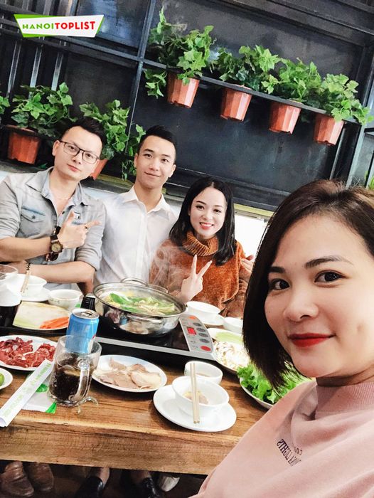 anh-khach-hang-dung-bua-tai-bo-nhung-dam-555-linh-dam-ha-noi-Mytour
