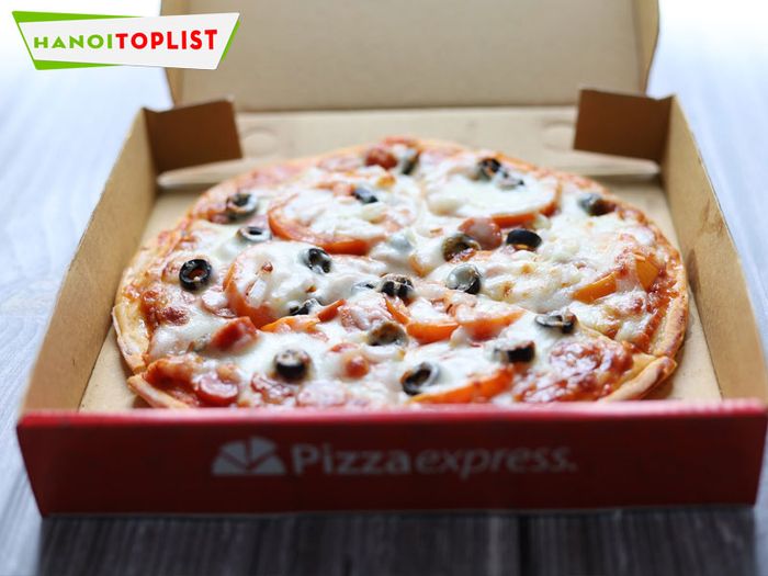 doi-ngu-phuc-vu-cua-pizza-express-Tripi