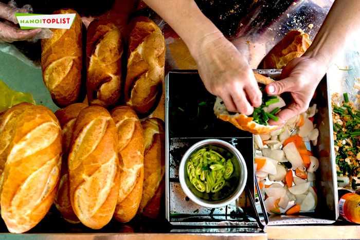 hanh-trinh-thuong-thuc-10-quan-banh-mi-ngon-nuc-tieng-ha-thanh