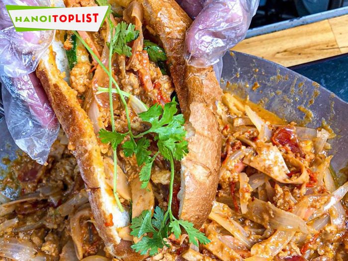 Bánh mỳ dân tổ Đồng Xuân - Mytour: Tinh hoa ẩm thực đêm Hà Nội, nơi lưu giữ hương vị bánh mỳ truyền thống giữa lòng phố cổ.