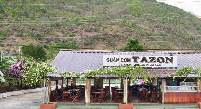 Không gian ấm cúng tại Quán Tazon